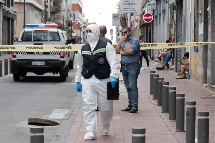Policías en el local desde donde se empezó a construir el túnel, el 3 de febrero, en la Ciudad Vieja. · Foto: Martin Hernández Müller