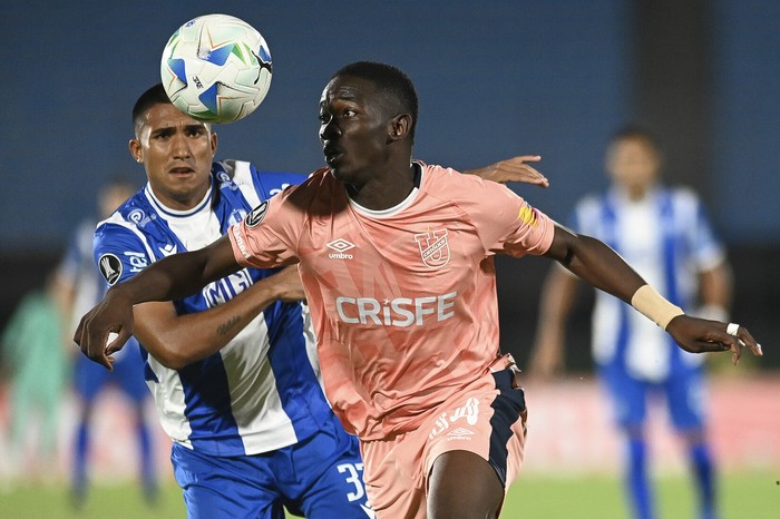 Ramiro Peralta, de Juventud, y Eric Valencia, de Universidad Católica, el 5 de febrero en el estadio Centenario. · Foto: Rodrigo Viera Amaral