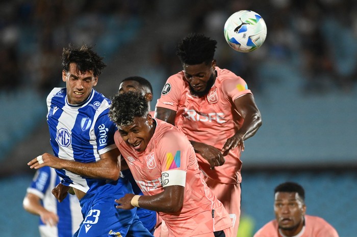 Emmanuel Más, de Juventud de Las Piedras, con Daniel Clavijo y José Fajardo, de Universidad Católica, el 5 de febrero, por la Copa Libertadores, en el estadio Centenario. · Foto: Alessandro Maradei