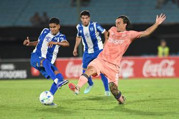 Rodrigo Chagas, de Juventud, y Jerónimo Cacciabue, de Universidad Católica, el 5 de febrero, en el estadio Centenario. · Foto: Alessandro Maradei