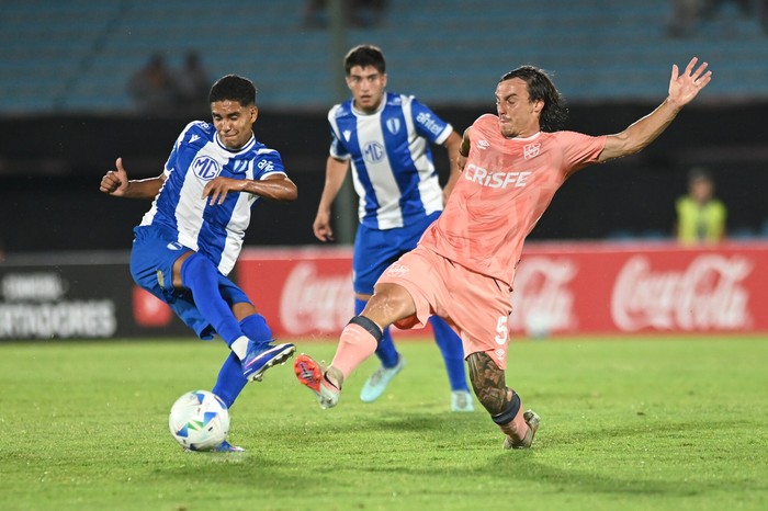 Rodrigo Chagas, de Juventud y Jerónimo Cacciabue, de Universidad Católica, el 5 de febrero, en el estadio Centenario. · Foto: Alessandro Maradei