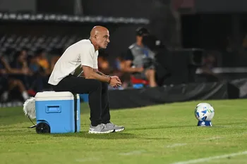Sebastián Méndez, director técnico de Juventud de Las Piedras, durante el partido ante Universidad Católica de Ecuador, el 5 de febrero, en el estadio Centenario. · Foto: Alessandro Maradei