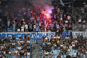 Hinchas de Juventud, en el estadio Centenario, el 5 de febrero. · Foto: Alessandro Maradei