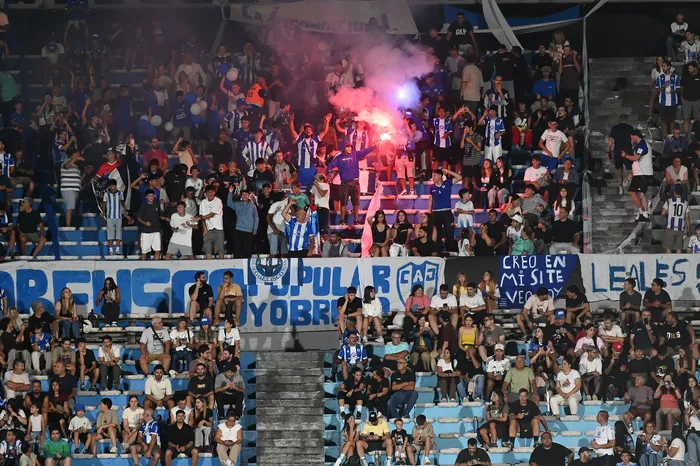 Hinchas de juventud, el 5 de febrero, en el estadio Centenario. · Foto: Alessandro Maradei