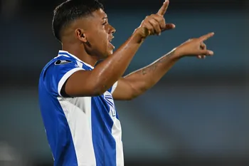 Pablo Lago, de Juventud de Las Piedras, el 5 de febrero, durante el encuentro por copa Libertadores contra Universidad Católica, en el estadio Centenario. · Foto: Alessandro Maradei