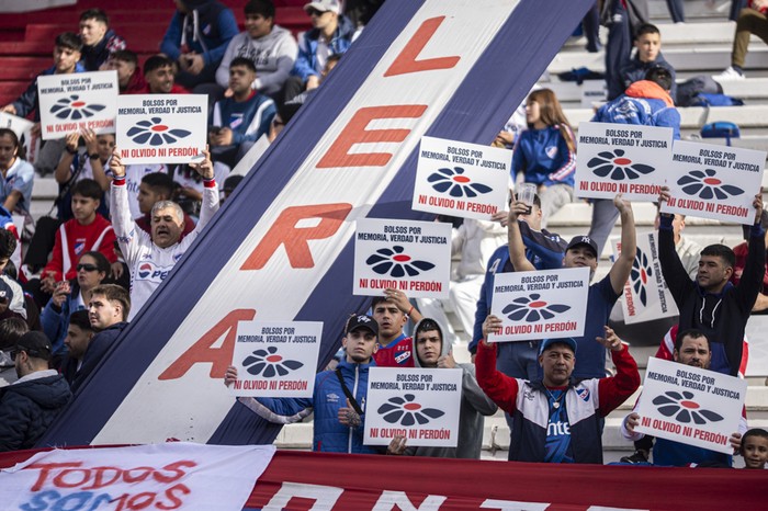 Hinchas de Nacional, el domingo, durante el partido ante Defensor Sporting en el Gran Parque Central. · Foto: Ernesto Ryan, Agencia Gamba