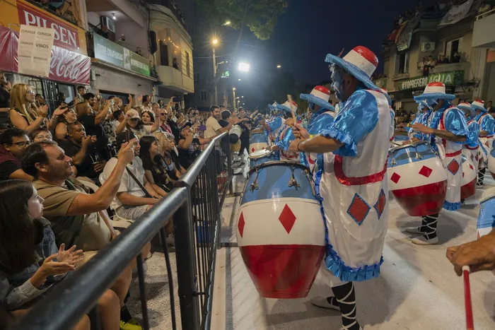 Comparsa Zumbaé, el 7 de febrero, en la calle Isla de Flores. Foto: Laura Sosa