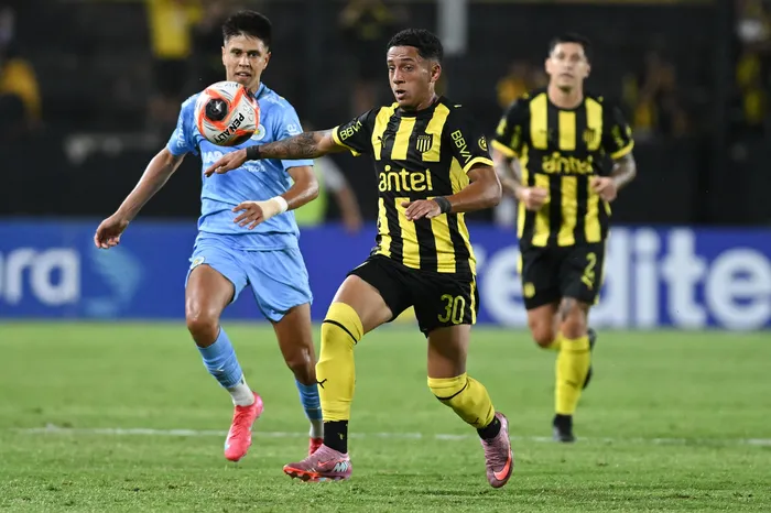 Stiven Muhlethaler, de Peñarol,  y Sebastián Cáceres, de Montevideo City Torque, durante el partido Peñarol vs. Montevideo City Torque (archivo, febrero de 2026) · Foto: Guillermo Legaria, Agencia Gamba