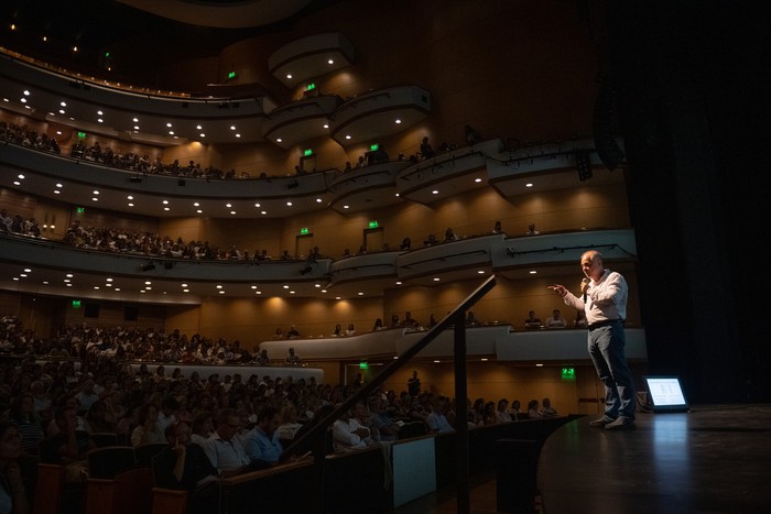 Pablo Osow, el 11 de febrero de 2026, en Auditorio Nacional Adela Reta. · Foto: Gianni Schiaffarino