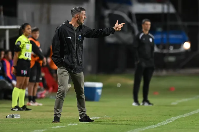 Camilo Speranza, director técnico de Liverpool, durante el partido por la segunda fecha del Torneo Apertura del Campeonato Uruguayo. Juegan Liverpool y Defensor Sporting, en el Estadio Parque Viera · Foto: Guillermo Legaria
