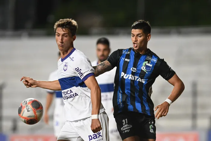 Lucas Agazzi, de Defensor Sporting y Facundo Barceló, de Liverpool. · Foto: Guillermo Legaria
