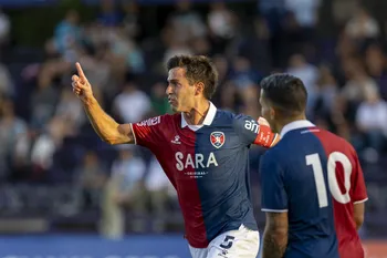 Francisco Ginella, de Albion, tras convertir el primer gol de su equipo frente a Cerro, el 16 de febrero, en el estadio Luis Franzini. · Foto: Rodrigo Viera Amaral