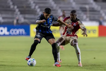 Facundo Barceló, de Liverpool, y Francisco Chaverra, de Deportivo Independiente Medellín, el 17 de febrero, en el Parque Viera. · Foto: Rodrigo Viera Amaral