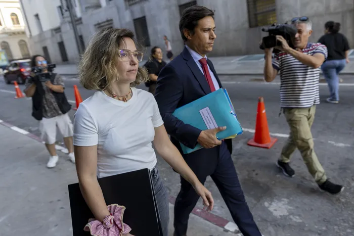 Agustina Basso y el abogado Eduardo Sassón, el 18 de febrero, en la Fiscalía. · Foto: Rodrigo Viera Amaral