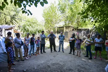 Reunión de Carlos Fernández y Daniel Almada, ediles del Frente Amplio, con la comisión de vecinos del asentamiento Las Malvinas, el 18 de febrero. · Foto: Ignacio Dotti