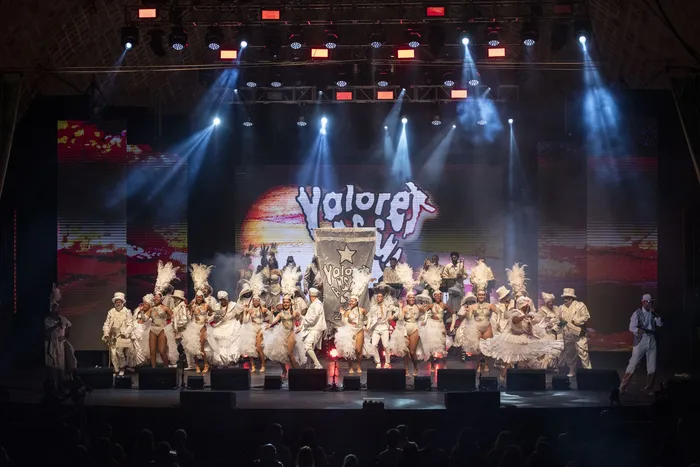 La comparsa Valores durante su actuación en la segunda rueda del Concurso Oficial de Carnaval 2026, el  17 de febrero, en el Teatro de Verano Ramón Collazo. · Foto: Diego Vila