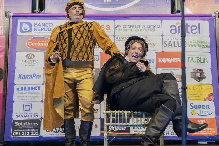 Parodistas Momosapiens, el 18 de febrero, en el tablado del Club Malvín. · Foto: Laura Sosa