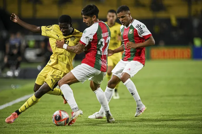 Luis Angulo, de Peñarol, y Juan Manuel Ramos, de Deportivo Maldonado, por la tercera fecha del Torneo Apertura en el estadio Campeón del Siglo (archivo, febrero de 2026). · Foto: Gianni Schiaffarino