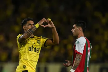 Matías Arezo, de Peñarol tras convertir el primer gol de su equipo a Deportivo Maldonado, el 22 de febrero, en el estadio Campeón del Siglo. · Foto: Gianni Schiaffarino
