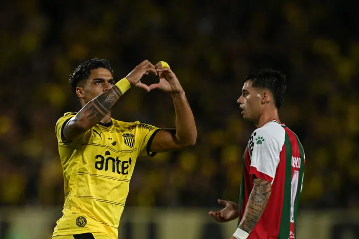 Matías Arezo, de Peñarol tras convertir el primer gol de su equipo a Deportivo Maldonado, el 22 de febrero, en el estadio Campeón del Siglo. · Foto: Gianni Schiaffarino