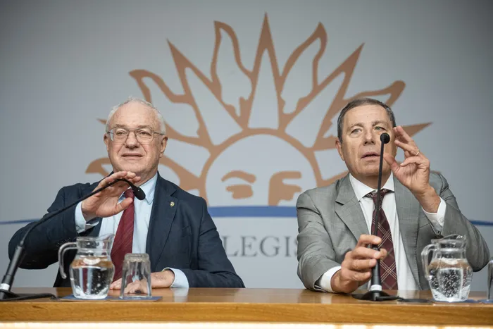 Mario Lubetkin y Gabriel Oddone, el 23 de febrero, durante la conferencia de prensa en el edificio anexo del Palacio Legislativo. · Foto: Gianni Schiaffarino