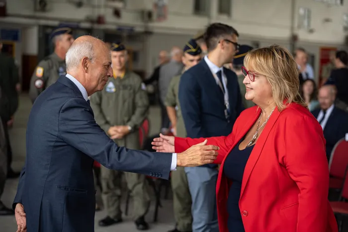 Javier García y Sandra Lazo, en la ceremonia de presentación oficial de las aeronaves, el 24 de febrero, en el Aeropuerto de Carrasco. · Foto: Gianni Schiaffarino