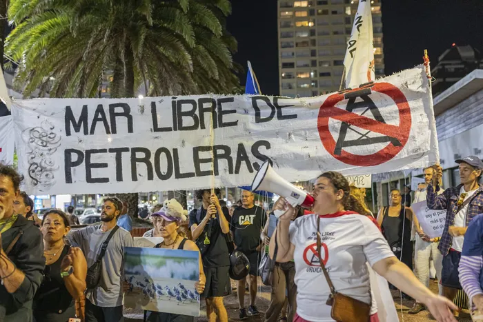 Movilización contra la prospección sísmica en el mar uruguayo, en Maldonado (archivo, febrero de 2026). · Foto: Pablo Serrón