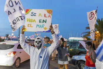 Marcha contra la prospección sísmica en el mar uruguayo, en Maldonado (archivo, febrero de 2026). · Foto: Pablo Serrón