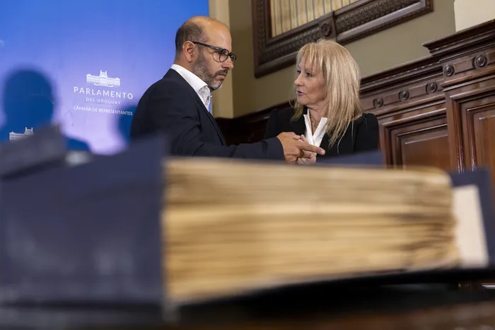 Sebastián Valdomir y Carolina Cosse, el 25 de febrero, en la conferencia de prensa en el Palacio Legislativo. · Foto: Rodrigo Viera Amaral