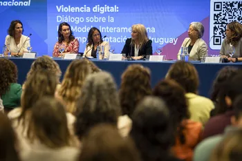 Magdalena Furtado, Valeria Csukasi, Fernanda Cardona, Carolina Cosse, Mónica Xavier y Valeria Ramos, el 25 de febrero, en la Torre de las Telecomunicaciones. · Foto: Gianni Schiaffarino