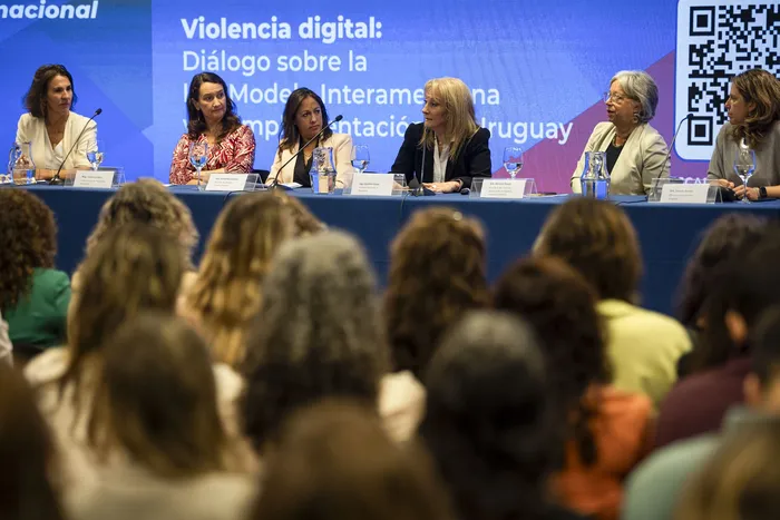 Magdalena Furtado, Valeria Csukasi, Fernanda Cardona, Carolina Cosse, Mónica Xavier y Valeria Ramos el 25 de febrero, en la Torre de las Telecomunicaciones. · Foto: Gianni Schiaffarino