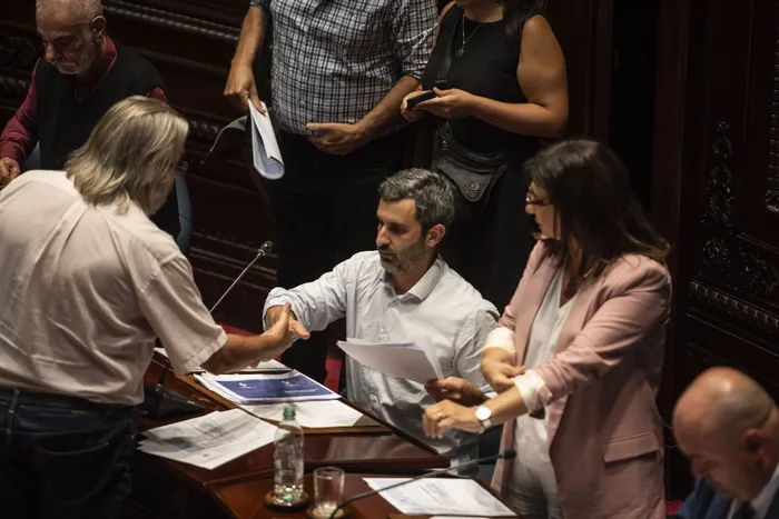Bancada del Frente Amplio, el 25 de febrero, al finalizar la sesión. · Foto: Diego Vila