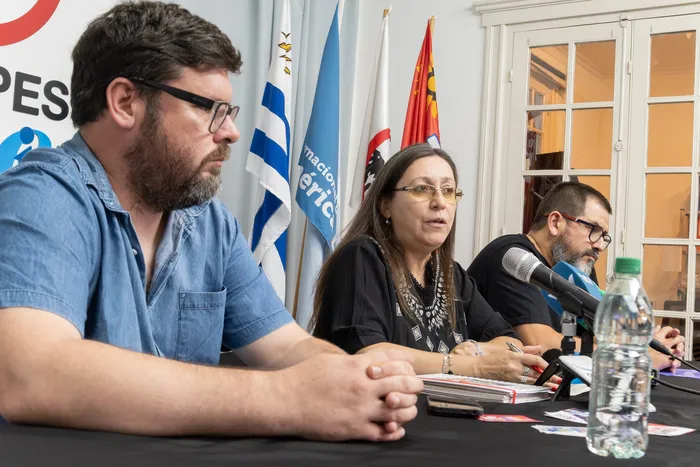 Gustavo Hellbusch, Alejandra Vespa y Emiliano Mandacen, el 25 de febrero, en la sede de Fenapes · Foto: Martin Hernández Müller