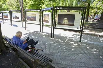 Exposición fotográfica de Fefo Bouvier en la plaza 25 de Agosto de Colonia del Sacramento. · Foto: Ignacio Dotti