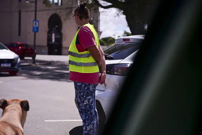 Cuidacoches en Colonia del Sacramento, el 25 de febrero. · Foto: Ignacio Dotti