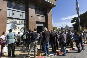Manifestación de docentes de Tecnología de UTU previo a ocupar el Codicen de la ANEP. · Foto: Rodrigo Viera Amaral
