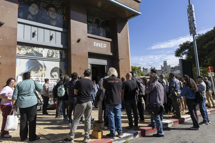 Manifestación de docentes de Tecnología de UTU previo a ocupar el Codicen de ANEP. · Foto: Rodrigo Viera Amaral