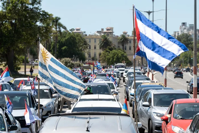 Caravana por la paz en solidaridad con el pueblo de Cuba, el 28 de febrero, en la rambla. · Foto: Martin Hernández Müller