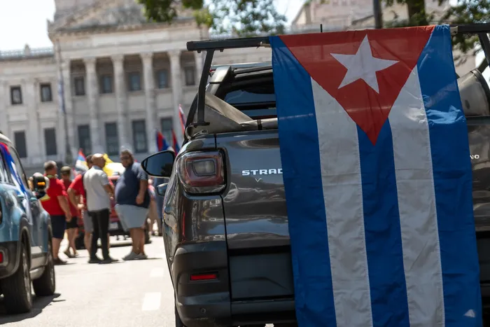 Caravana por la paz y contra el bloqueo imperialista en solidaridad con el pueblo de Cuba, el 28 de febrero, en Montevideo. · Foto: Martin Hernández Müller