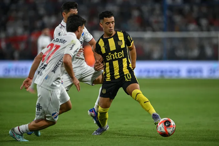 Leonardo Fernández, de Peñarol, el 1º de marzo, en el Gran Parque Central. · Foto: Gianni Schiaffarino