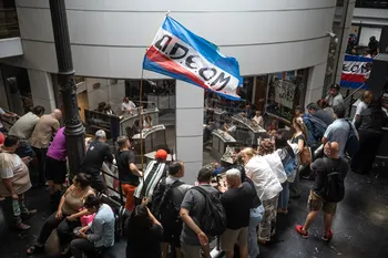 Movilización de Adeom, el 4 de marzo, en la Junta Departamental de Montevideo. · Foto: Gianni Schiaffarino