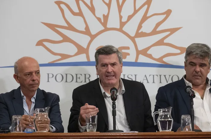Javier García, Pedro Bodaberry y Carlos Camy, el 5 de marzo, en el Parlamento. · Foto: Alessandro Maradei