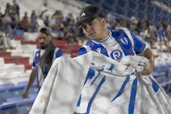 Hinchas de Juventud de Las Piedras, el 5 de marzo. · Foto: Rodrigo Viera Amaral