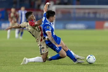 Frank Fabra, de Deportivo Independiente de Medellín, y Gonzalo Gómez, de Juventud, el 5 de marzo, en el estadio Centenario. · Foto: Rodrigo Viera Amaral