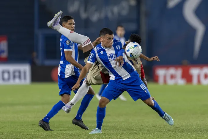 Alexis Serna, de Deportivo Independiente Medellín y Bruno Larregui, de Juventud de Las Piedras, el 5 de marzo, en el Gran Parque Central. · Foto: Rodrigo Viera Amaral
