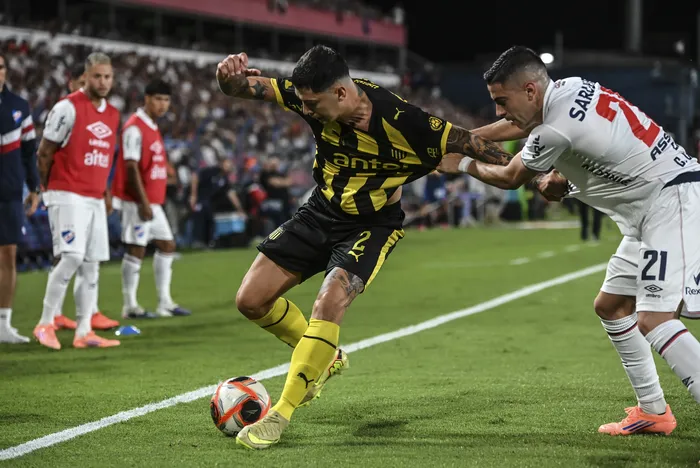 Franco Escobar, de Peñarol y Camilo Cándido, de Nacional, en el Gran Parque Central (archivo, marzo de 2026). · Foto: Inés Guimaraens