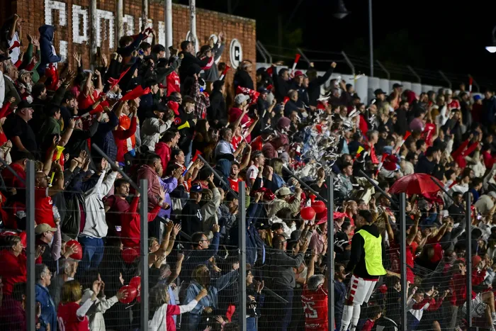 Hinchas de Durazno, durante el partido ante Colonia, el 7 de marzo, en el Campus Municipal Prof. Alberto Supicci de Colonia. · Foto: Ignacio Dotti
