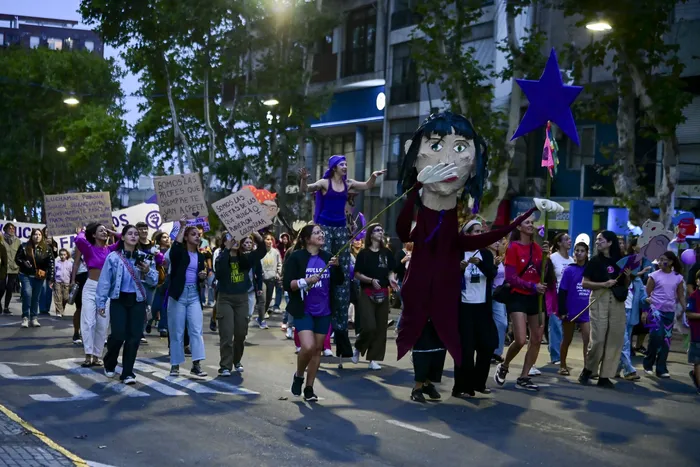 Movilización por el Día Internacional de la Mujer, en Colonia del Sacramento, el 8 de marzo de 2026. · Foto: Ignacio Dotti