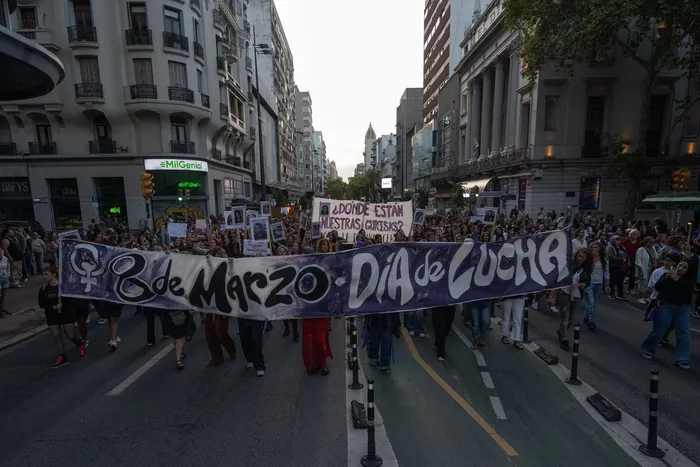 Movilización por el 8M, el 8 de marzo de 2026, en el centro de Montevideo. · Foto: Mara Quintero