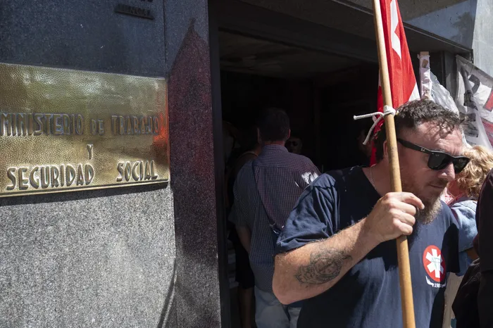 Trabajadores de UCM, tras reunión en Ministerio de Trabajo, el 9 de marzo de 2026 · Foto: Alessandro Maradei